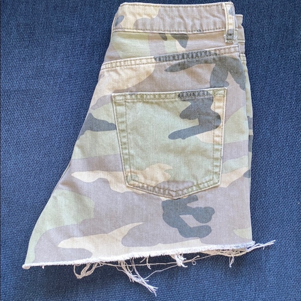 Topshop Camo “ MOM “ Cutoff Shorts - Picture 5 of 7